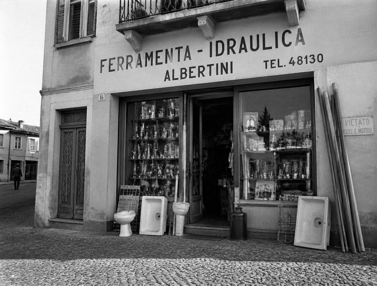 La bottega di raccorderia della famiglia Manzardo negli anni Settanta